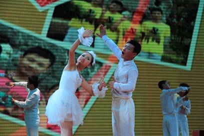 来自长沙县特殊教育学校的孩子们表演手语舞蹈《让世界充满爱》