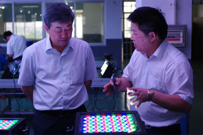 明和董事长傅高武为吴司长介绍公司大功率LED灯具产品